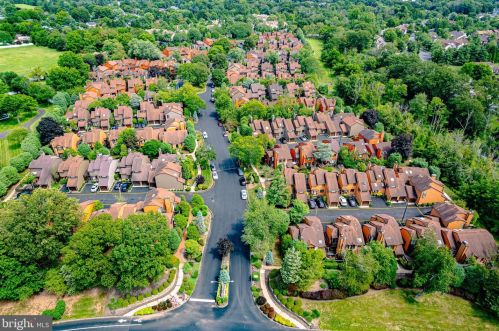 9 Riverbend Dr, New Brunswick NJ 08902-1100 exterior