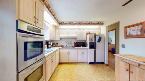 10 Oxcart Dr, Windsor CT 06095-1218 exterior