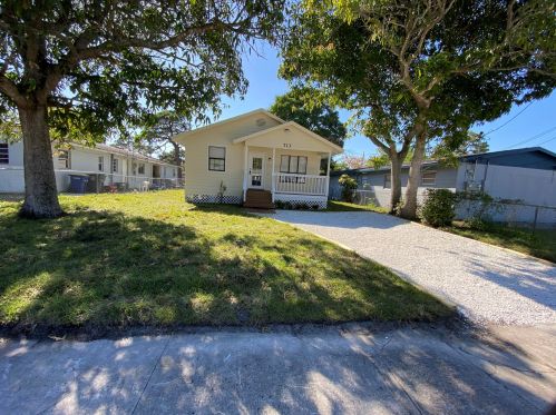 713 22nd St, Fort Pierce, FL 34950-6064