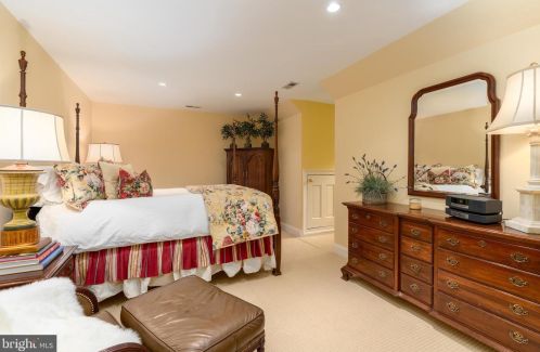 1250 Daleview Dr, Mc Lean VA 22102-1538 exterior