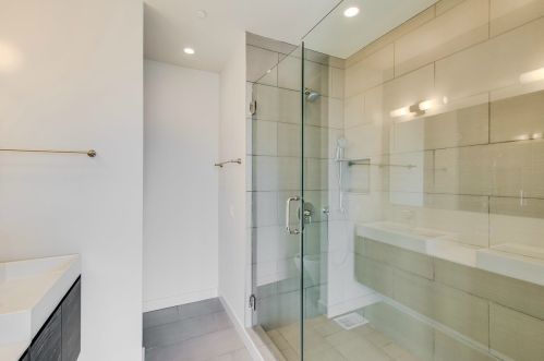 450 Oak St, Chicago IL 60610-7298 exterior