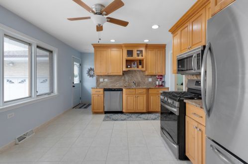 8232 Catherine Ave, Chicago IL 60656-1110 exterior