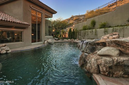 13841 Cyn Dr, Phoenix AZ 85016-2403 exterior