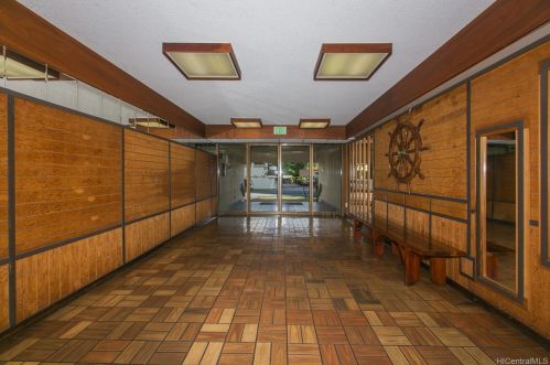 5122 Likini St, Honolulu HI 96818-2950 exterior