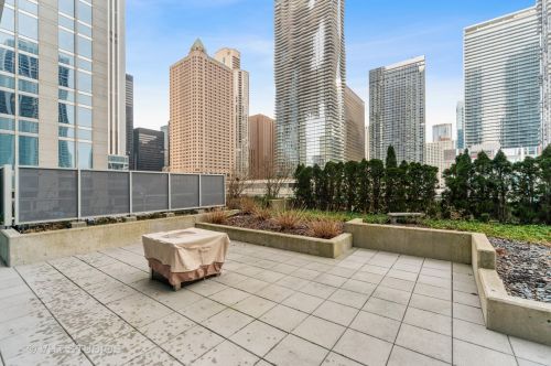 340 Randolph St, Chicago IL 60601-7618 exterior