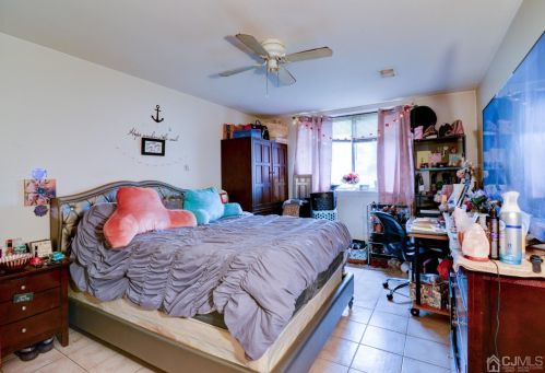 124 College Dr, Edison NJ 08817-5955 exterior