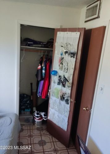 1302 Kleindale Rd, Tucson AZ 85749-8385 exterior