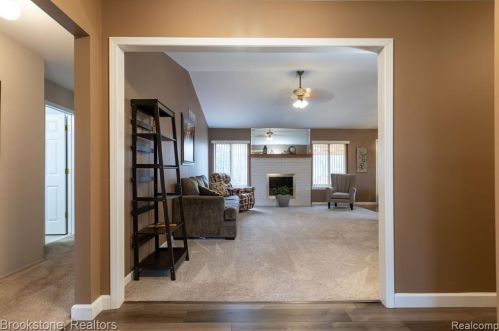 2098 Highsplint Dr, Rochester, MI 48307-3725