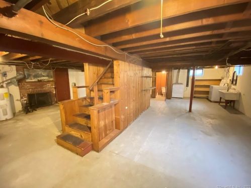 21 Pleasant St, Windsor Locks CT 06096-1439 exterior