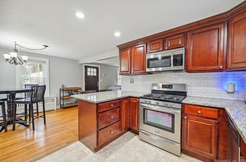 141 Cedarhurst Ln, Milford CT 06461-2721 exterior