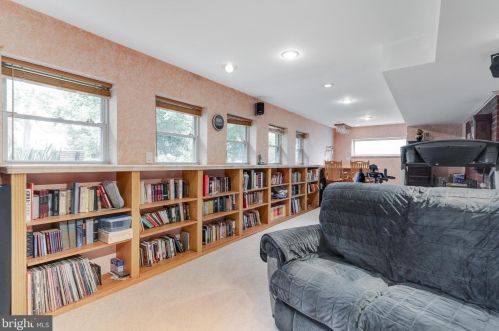 9208 Frst Hvn Dr, Alexandria VA 22309-3216 exterior