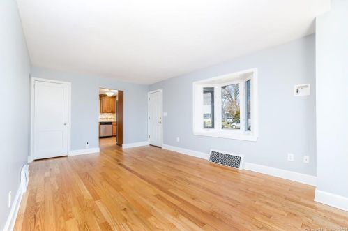 15 Dogwood Pl, Milford CT 06460-4930 exterior