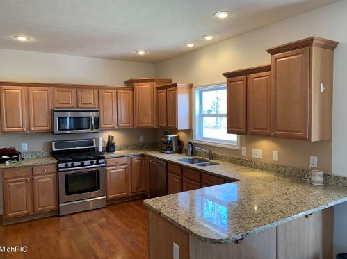 6715 5th St, Kalamazoo, MI 49009-4455