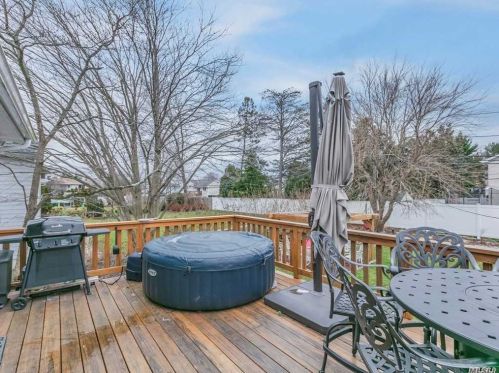 44 Harvest Ln, Commack NY 11725-1529 exterior