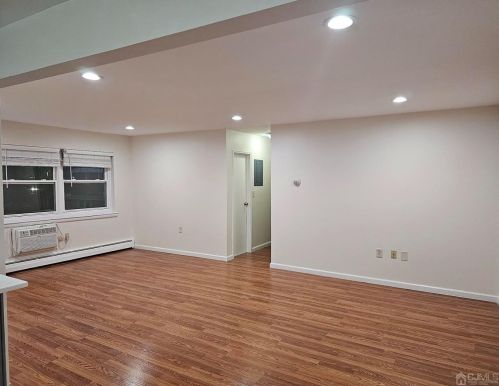 32 Woodedge Ave, Edison NJ exterior