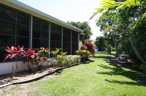 566 Cortina Ln, Fort Pierce FL 34986-1742 exterior