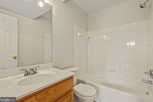 3805 Eisenhower Ave, Alexandria VA 22304-6427 exterior