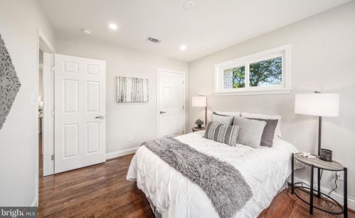 2809 James Dr, Alexandria VA  22303-1338 exterior