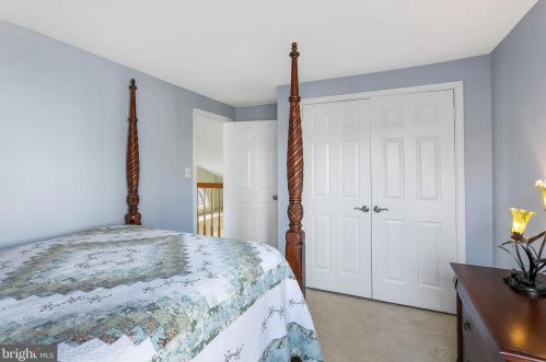 7513 Cross Gate Ln, Alexandria VA 22315-4619 exterior