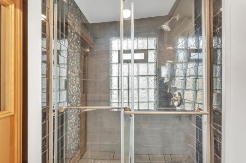 1812 Thomas Ave, Milwaukee WI  53211-4358 exterior