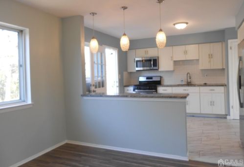 55 Livingston Ave, Edison NJ  08820-2361 exterior