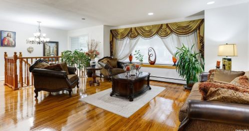 843 Flanders Dr, Valley Stream, NY 11581-3100