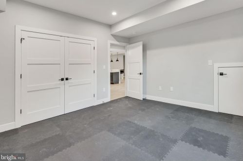 1422 Mayflower Dr, Mc Lean VA 22101-5615 exterior