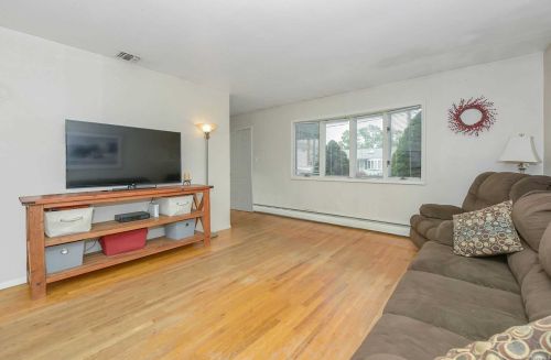 45 Amsterdam Ave, Babylon NY 11704-4921 exterior