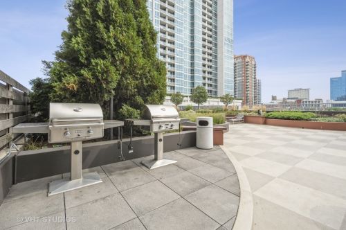 1600 Prairie Ave, Chicago IL  60616-1360 exterior