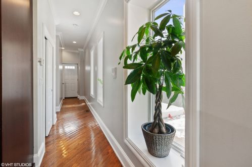 1921 Oakdale Ave, Chicago IL 60657-4026 exterior