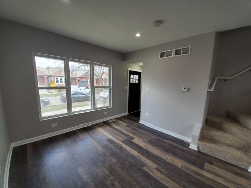 3657 61 St, Chicago IL 60637-2322 exterior