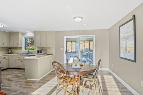 39 Tra Mart Dr, Uncasville CT  06382-1115 exterior