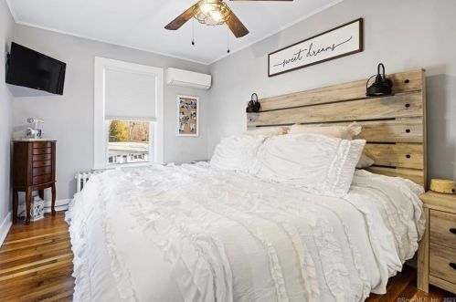 304 Autumn St, Manchester CT  06040-5556 exterior