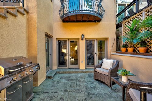 2732 Marshfield Ave, Chicago IL 60614-1016 exterior