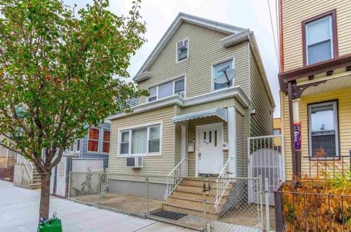 528 St, Union City NJ 07087-3856 exterior