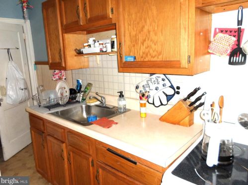 6147 Erdrick St, Philadelphia PA 19135-3516 exterior