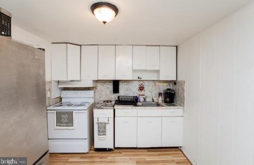 3358 Front St, Philadelphia PA 19106-3001 exterior