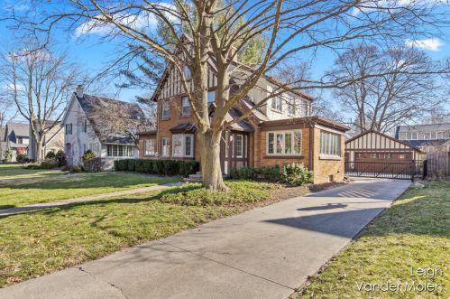 910 Pinecrest Ave, Grand Rapids, MI 49506-3437