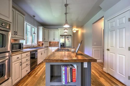 328 Southbury Rd, Roxbury CT 06783-1723 exterior