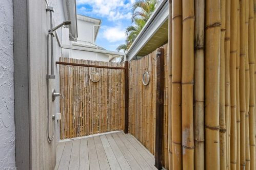 5172 Seahorse Ave, Naples FL 34103-2470 exterior