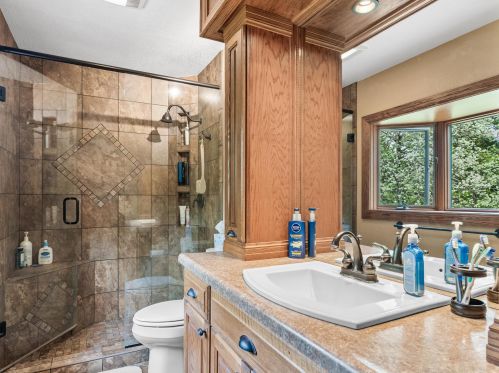 1410 Whitewater Dr, Manitowoc WI 54220-9437 exterior