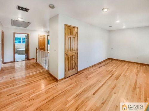 37 Carpenter Pl, Metuchen NJ 08840-2521 exterior