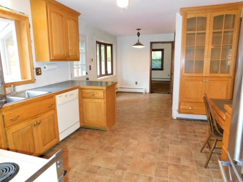 39 Hatch Hl Rd, Vernon CT 06066-6135 exterior