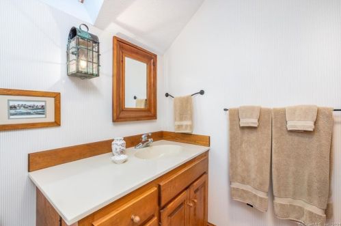 136 Mtn Spg Rd, Farmington CT 06032-1612 exterior