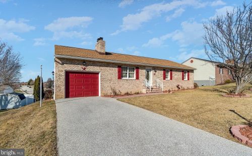 62 Lion Dr, Hanover PA  17331-3847 exterior