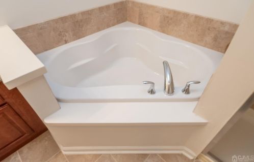 306 Regency Pl, Woodbridge NJ 07095-1036 exterior