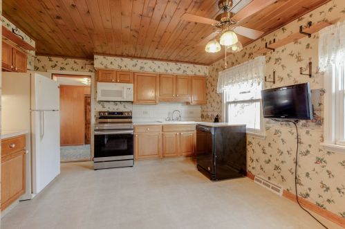 38034 North Shore Ave, Waukegan IL 60087-1647 exterior