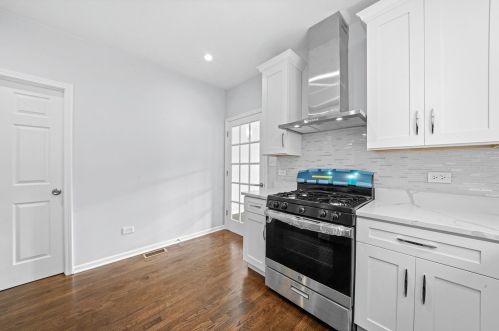 5917 Washtenaw Ave, Chicago IL  60659-3913 exterior