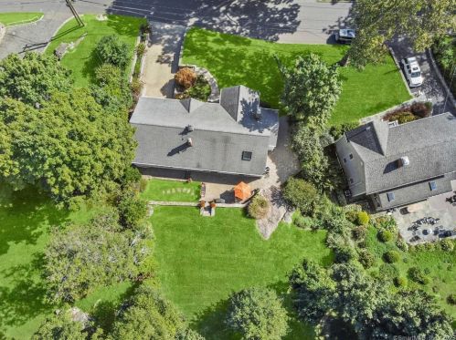 13 Hickory Dr, Greenwich CT 06831-4916 exterior