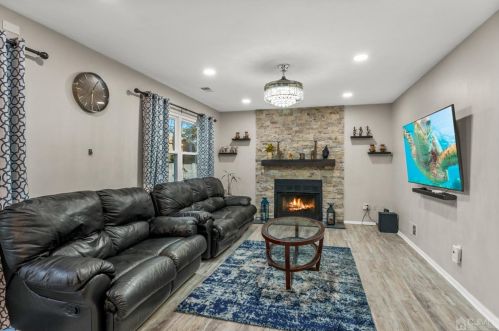 2 Thatcher Ct, Edison NJ  08820-2948 exterior